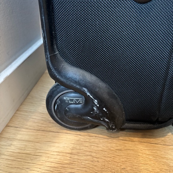 Tumi - 2 Wheel Expandable 22 inch - Picture 3 of 12